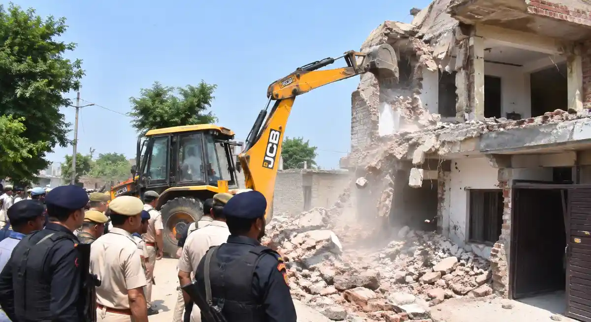 कैथल में नशा तस्करी के आरोपी के अवैध मकान पर चला 'बुलडोजर', 8 मामले दर्ज