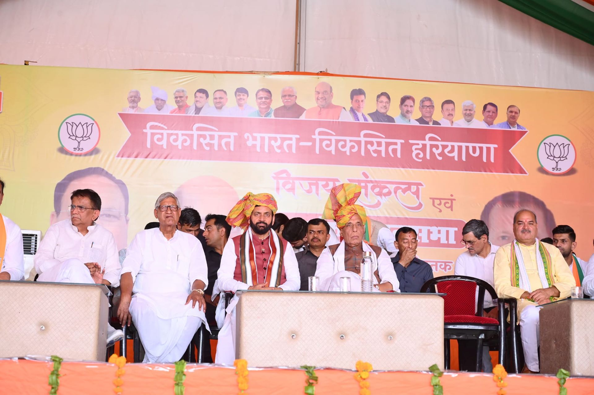 रोहतक में ट्रैक्टर चलाते दिखे सीएम सैनी, रक्षामंत्री बोले- महात्मा गांधी की इच्छा पूरी करो