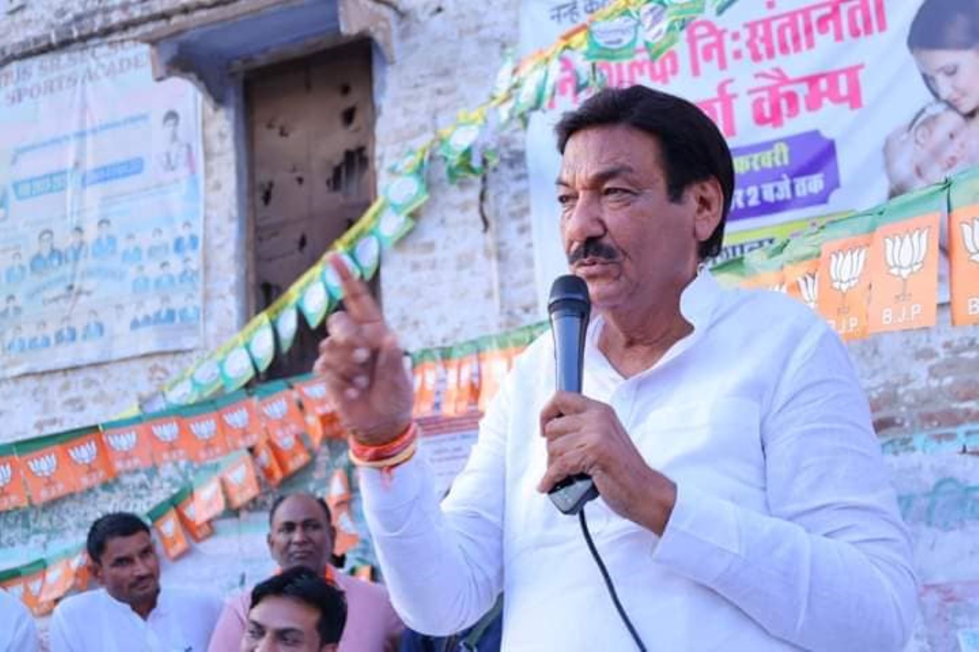 किसानों का आक्रोश: रणजीत चौटाला के कार्यक्रम में हंगामा
