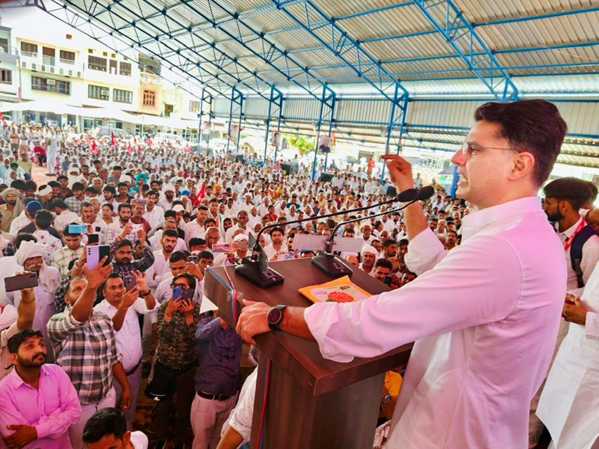 हरियाणा में कांग्रेस की गुटबाजी बेनकाब, सचिन पायलट ने हुड्डा समर्थक विधायक को मंच से उतारा