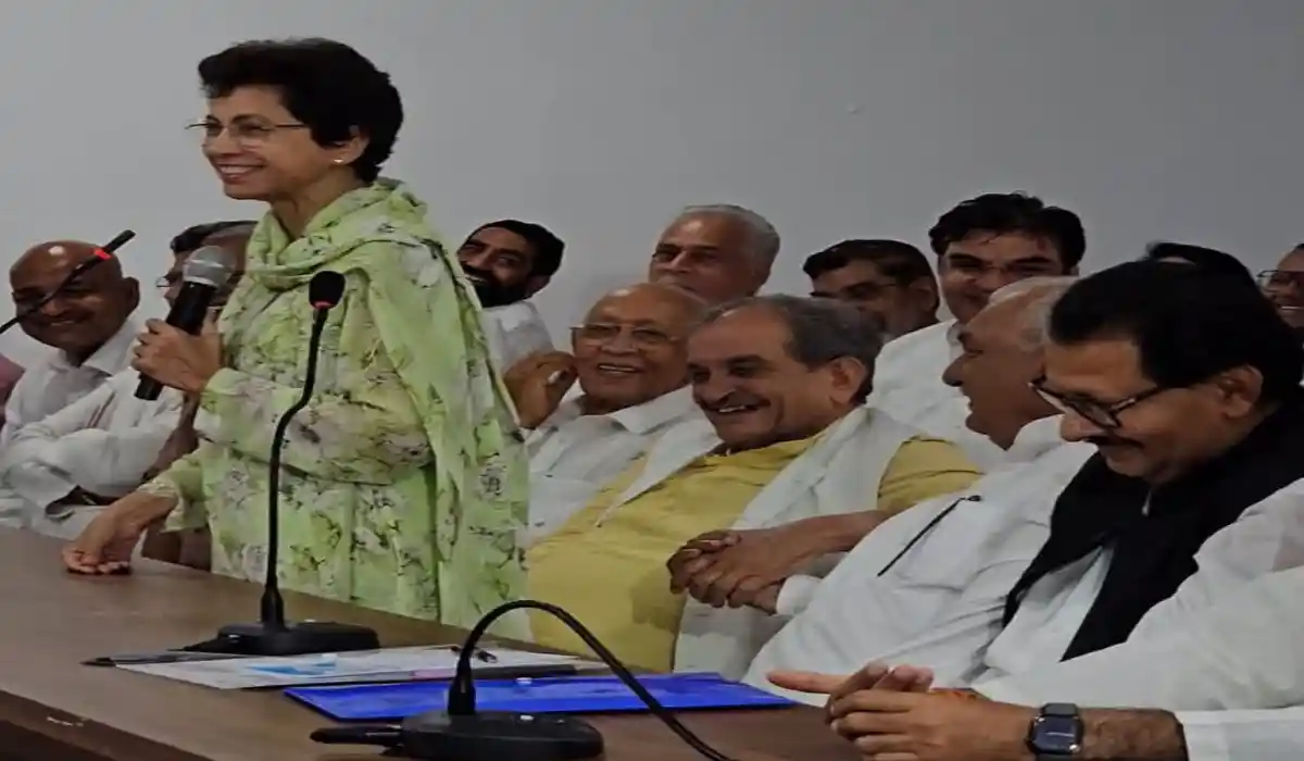 नेताओं की मुस्कुराहट : हरियाणा कांग्रेस में दूर हुए गिले-शिकवे !! सैलजा बोलीं- 'कमज़ोर हो रहा कुनबा, दूर हो रहे कार्यकर्ता', सभी को 'साथ' लेकर चलना ज़रूरी