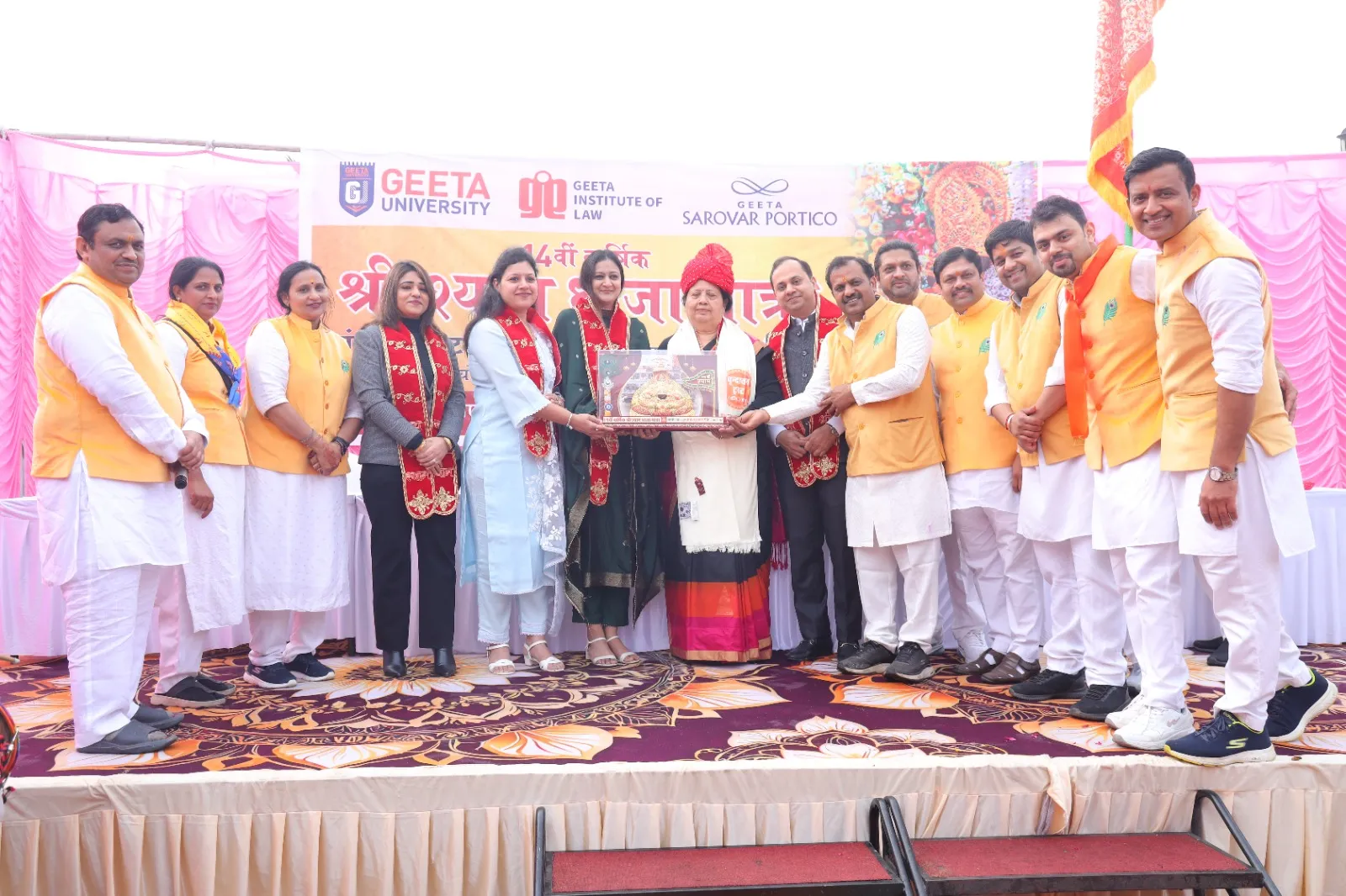 71 फुट ऊंचे  शिखर पर लहरा श्याम ध्वज, वृंदावन ट्रस्ट द्वारा निकाली गई यात्रा में पहुंचे 20 हज़ार से ज्यादा भक्त